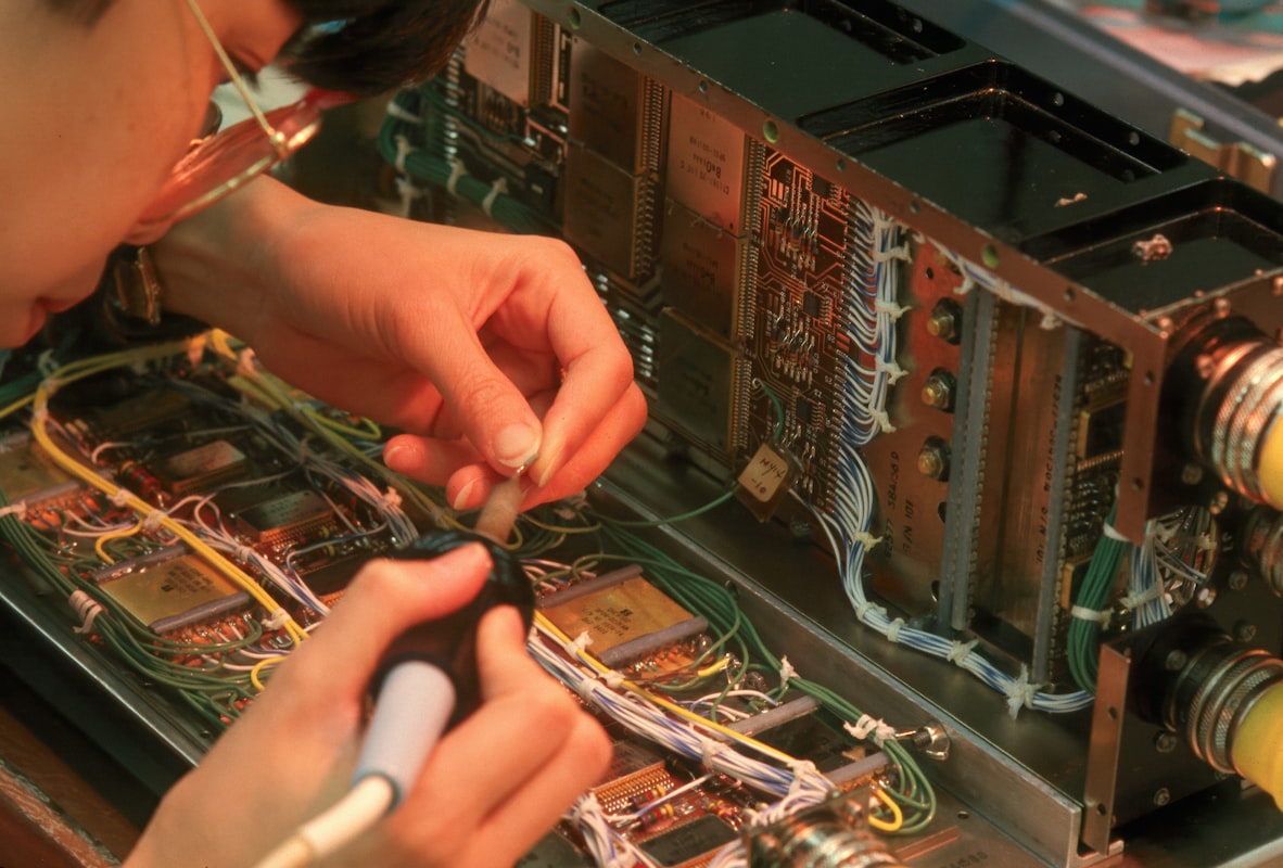 Técnico reparando electrodoméstico de cocina